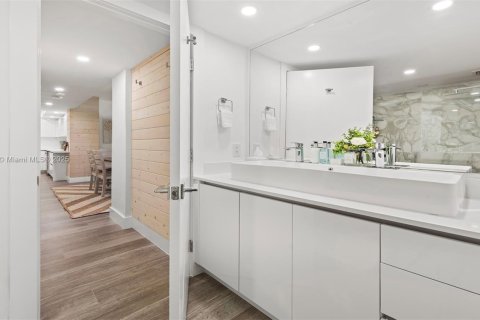 Condo in Miami Beach, Florida, 3 bedrooms  № 2022960 - photo 29