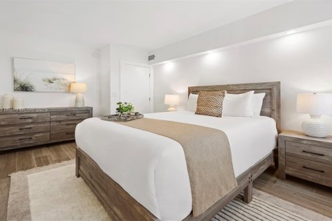 Condo in Miami Beach, Florida, 3 bedrooms  № 2022960 - photo 18