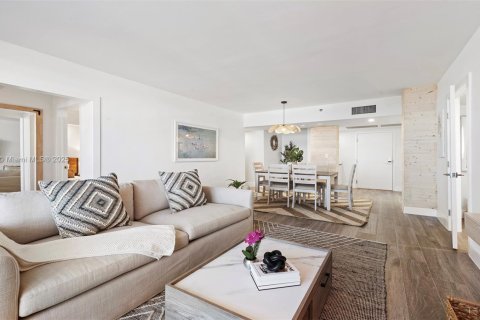 Condo in Miami Beach, Florida, 3 bedrooms  № 2022960 - photo 13