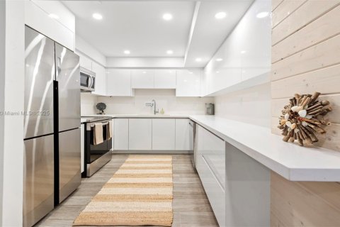 Condo in Miami Beach, Florida, 3 bedrooms  № 2022960 - photo 5