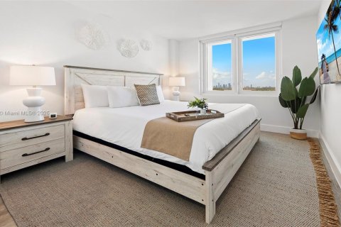 Condo in Miami Beach, Florida, 3 bedrooms  № 2022960 - photo 3