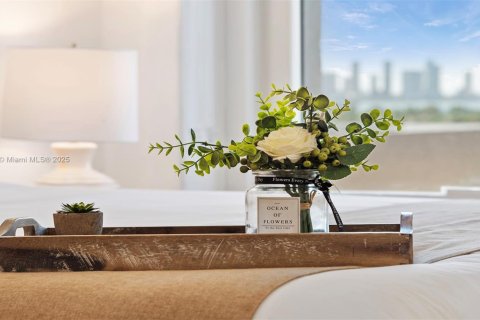 Condo in Miami Beach, Florida, 3 bedrooms  № 2022960 - photo 17