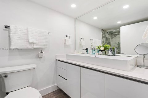 Condo in Miami Beach, Florida, 3 bedrooms  № 2022960 - photo 23