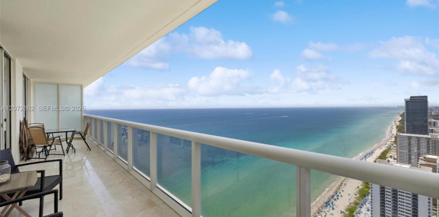 Condominio en Hallandale Beach, Florida, 2 dormitorios  № 2339881