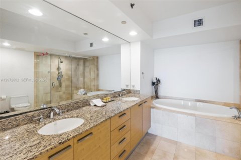 Condominio en alquiler en Hallandale Beach, Florida, 2 dormitorios, 161 m2 № 2339881 - foto 2
