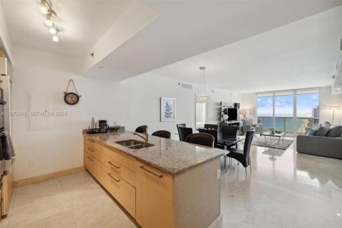 Condominio en alquiler en Hallandale Beach, Florida, 2 dormitorios, 161 m2 № 2339881 - foto 13