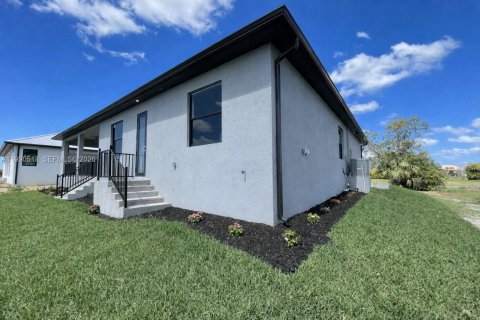 Casa en venta en Punta Gorda, Florida, 3 dormitorios № 2057909 - foto 3