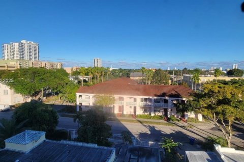 Condominio en venta en Hollywood, Florida, 1 dormitorio, 59.46 m2 № 1698257 - foto 1