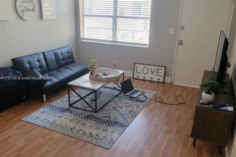 Condominio en venta en Hollywood, Florida, 1 dormitorio, 59.46 m2 № 1698257 - foto 2