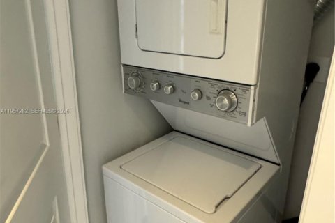 Condominio en alquiler en Miami, Florida, 54.07 m2 № 2011259 - foto 13