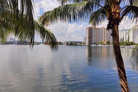 Кондоминиум с 2 спальнями в Санни-Айлс-Бич, Флорида № 2047804