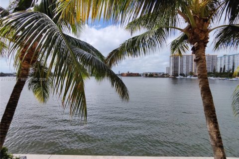 Снять в аренду кондоминиум в Санни-Айлс-Бич, Флорида 2 спальни, 103.68м2, № 2047804 - фото 22