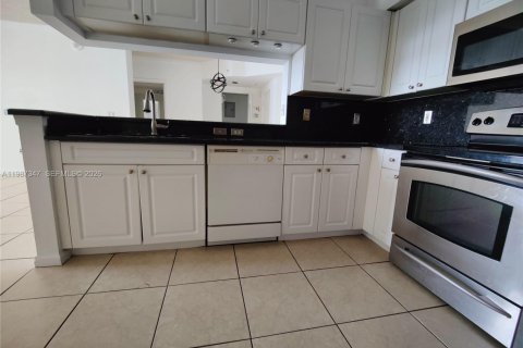 Снять в аренду кондоминиум в Санни-Айлс-Бич, Флорида 2 спальни, 103.68м2, № 2047804 - фото 7