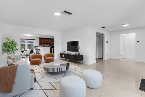 Casa en venta en Sunrise, Florida, 2 dormitorios, 139.07 m2 № 1941093 - foto 1