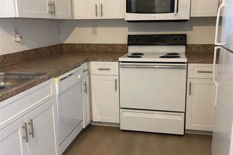 Кондоминиум с 1 спальней в Пемброк-Пайнс, Флорида № 2005454