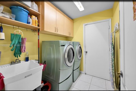 Villa ou maison à louer à Lauderhill, Floride: 4 chambres, 270.07 m2 № 2064839 - photo 16