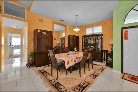 Villa ou maison à louer à Lauderhill, Floride: 4 chambres, 270.07 m2 № 2064839 - photo 5