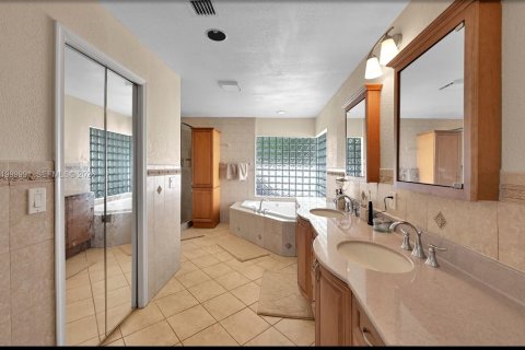 Villa ou maison à louer à Lauderhill, Floride: 4 chambres, 270.07 m2 № 2064839 - photo 11