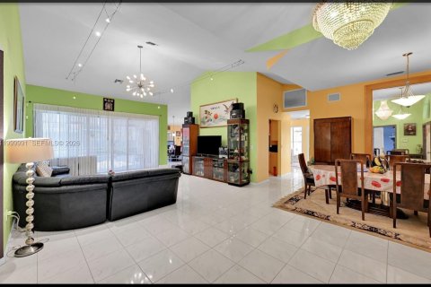 Villa ou maison à louer à Lauderhill, Floride: 4 chambres, 270.07 m2 № 2064839 - photo 4