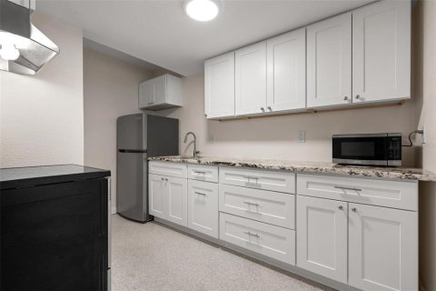 Condo in Sarasota, Florida, 1 bedroom  № 2215296 - photo 9