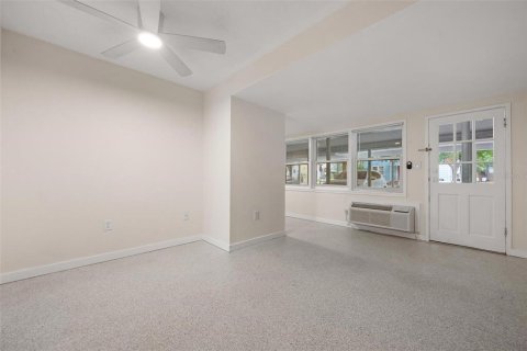 Condo in Sarasota, Florida, 1 bedroom  № 2215296 - photo 5