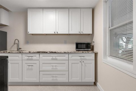 Condo in Sarasota, Florida, 1 bedroom  № 2215296 - photo 8