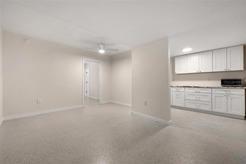 Condo in Sarasota, Florida, 1 bedroom  № 2215296 - photo 4