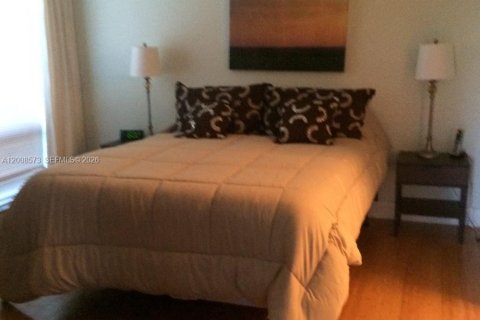 Condo in West Palm Beach, Florida, 2 bedrooms № 2089746 - photo 7