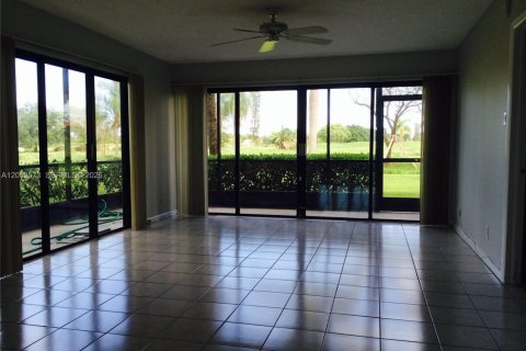 Condo in West Palm Beach, Florida, 2 bedrooms № 2089746 - photo 18