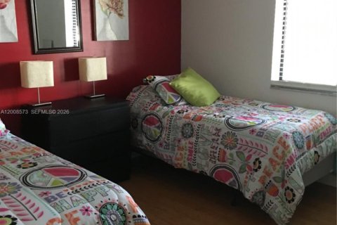 Condo in West Palm Beach, Florida, 2 bedrooms № 2089746 - photo 13