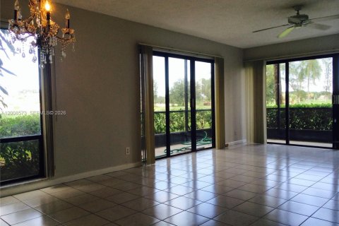 Condo in West Palm Beach, Florida, 2 bedrooms № 2089746 - photo 2