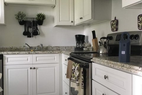 Condo in West Palm Beach, Florida, 2 bedrooms № 2089746 - photo 3