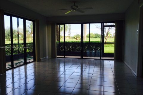 Condo in West Palm Beach, Florida, 2 bedrooms № 2089746 - photo 22