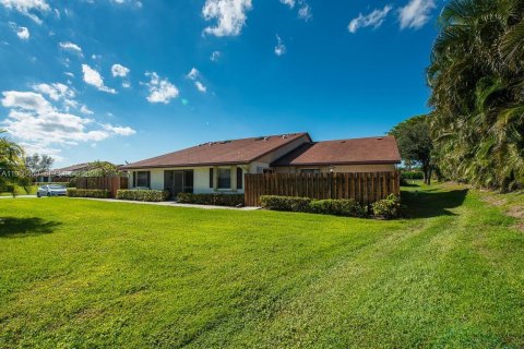 House in Boynton Beach, Florida 2 bedrooms № 2047770 - photo 1