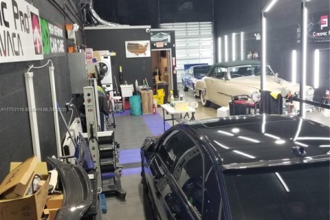 Propiedad comercial en venta en Miami, Florida № 1942848 - foto 21