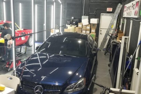 Propiedad comercial en venta en Miami, Florida № 1942848 - foto 18