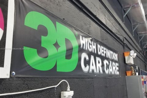 Propiedad comercial en venta en Miami, Florida № 1942848 - foto 24