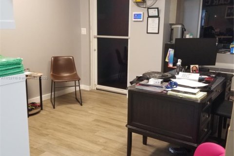 Propiedad comercial en venta en Miami, Florida № 1942848 - foto 30