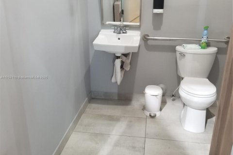 Propiedad comercial en venta en Miami, Florida № 1942848 - foto 28