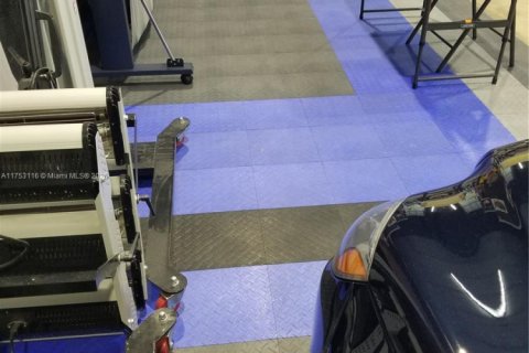 Propiedad comercial en venta en Miami, Florida № 1942848 - foto 25