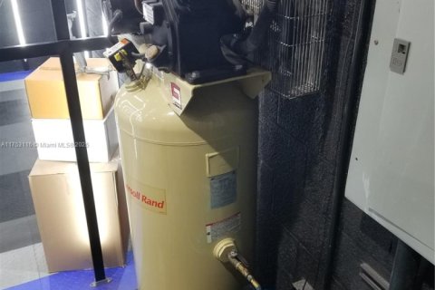 Propiedad comercial en venta en Miami, Florida № 1942848 - foto 20