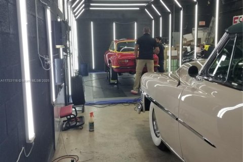 Propiedad comercial en venta en Miami, Florida № 1942848 - foto 12