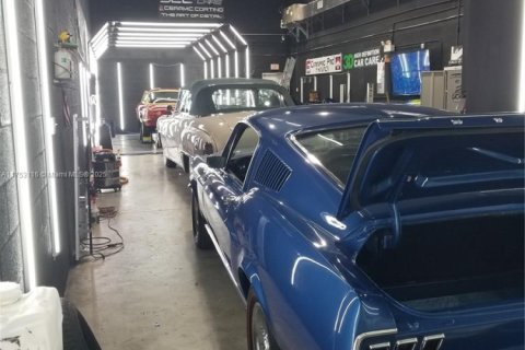 Propiedad comercial en venta en Miami, Florida № 1942848 - foto 8