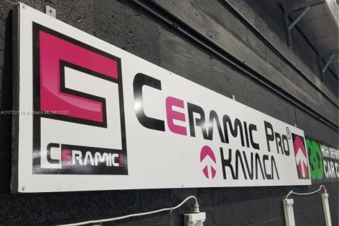 Propiedad comercial en venta en Miami, Florida № 1942848 - foto 23