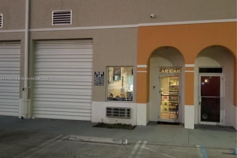 Propiedad comercial en venta en Miami, Florida № 1942848 - foto 2