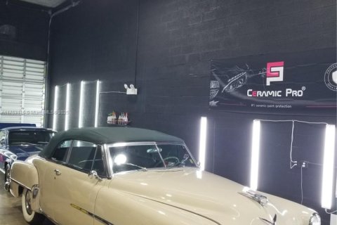 Propiedad comercial en venta en Miami, Florida № 1942848 - foto 1