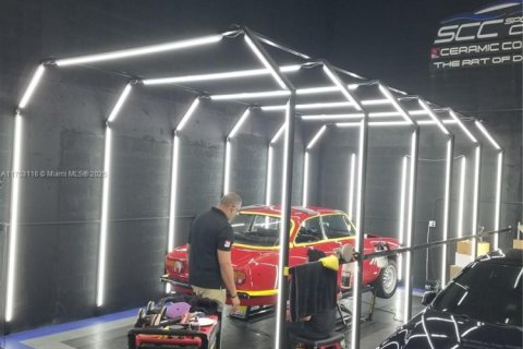 Propiedad comercial en venta en Miami, Florida № 1942848 - foto 13