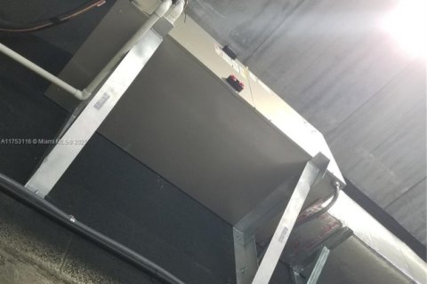 Propiedad comercial en venta en Miami, Florida № 1942848 - foto 22