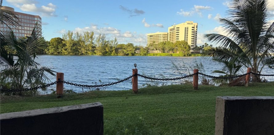 Кондоминиум с 2 спальнями в Майами, Флорида № 1992713