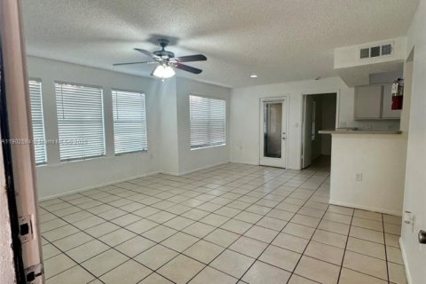 Condominio en alquiler en Miami, Florida, 2 dormitorios, 90.95 m2 № 1952984 - foto 8